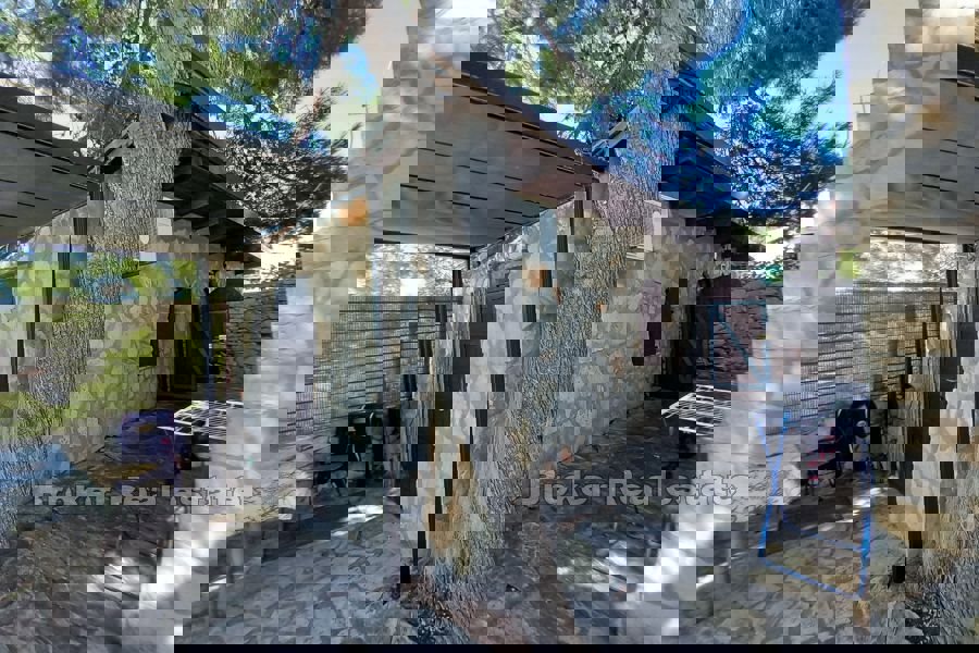 Casa in pietra con vista mare