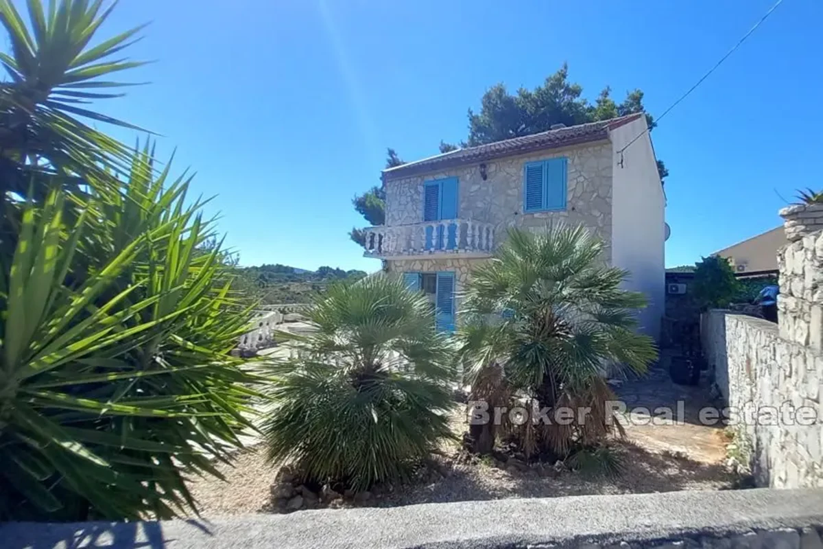 Casa in pietra con vista mare