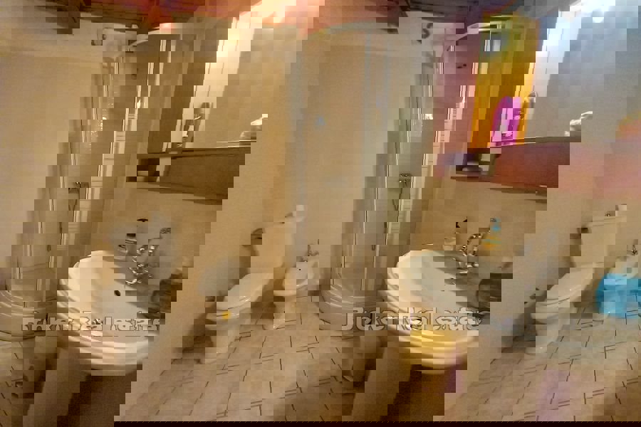 Casa in pietra con vista mare