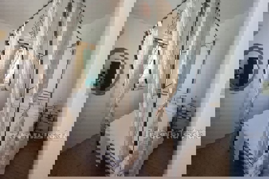 Casa in pietra con vista mare