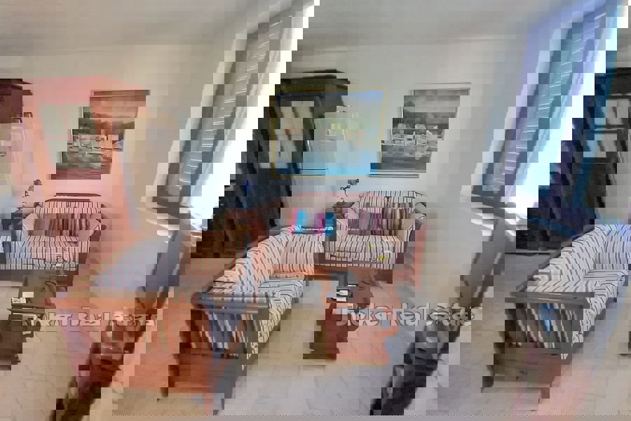 Casa in pietra con vista mare