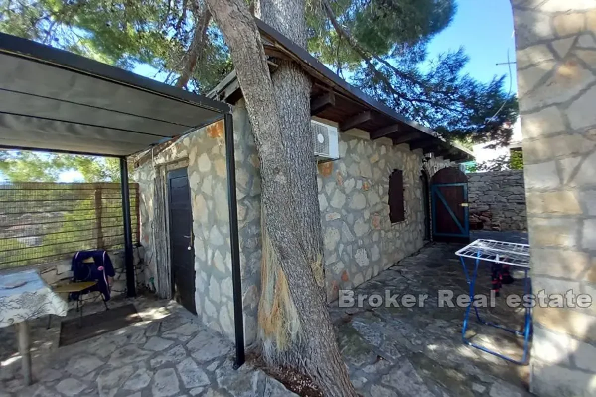 Casa in pietra con vista mare