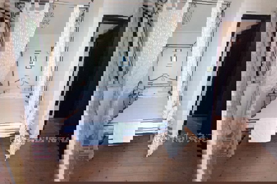 Casa in pietra con vista mare