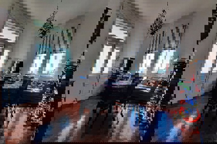 Spazioso appartamento con vista sul mare