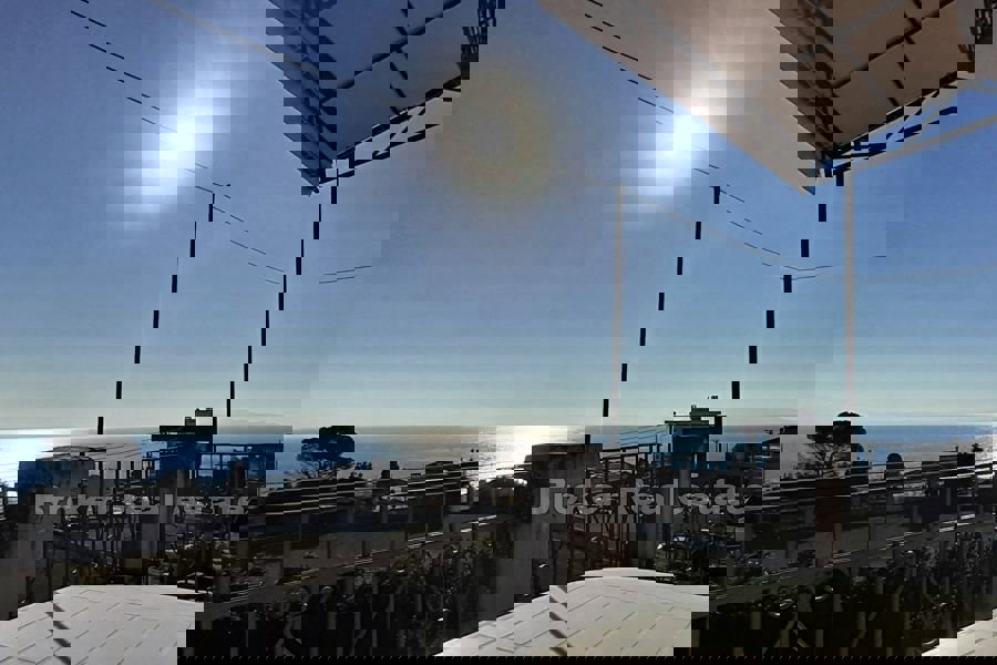 Spazioso appartamento con vista sul mare