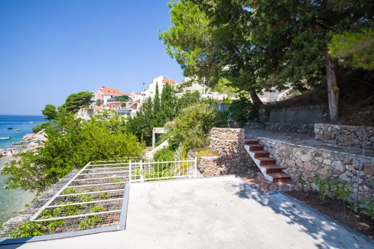 Casa con grande terreno edificabile, vicino al mare, in vendita