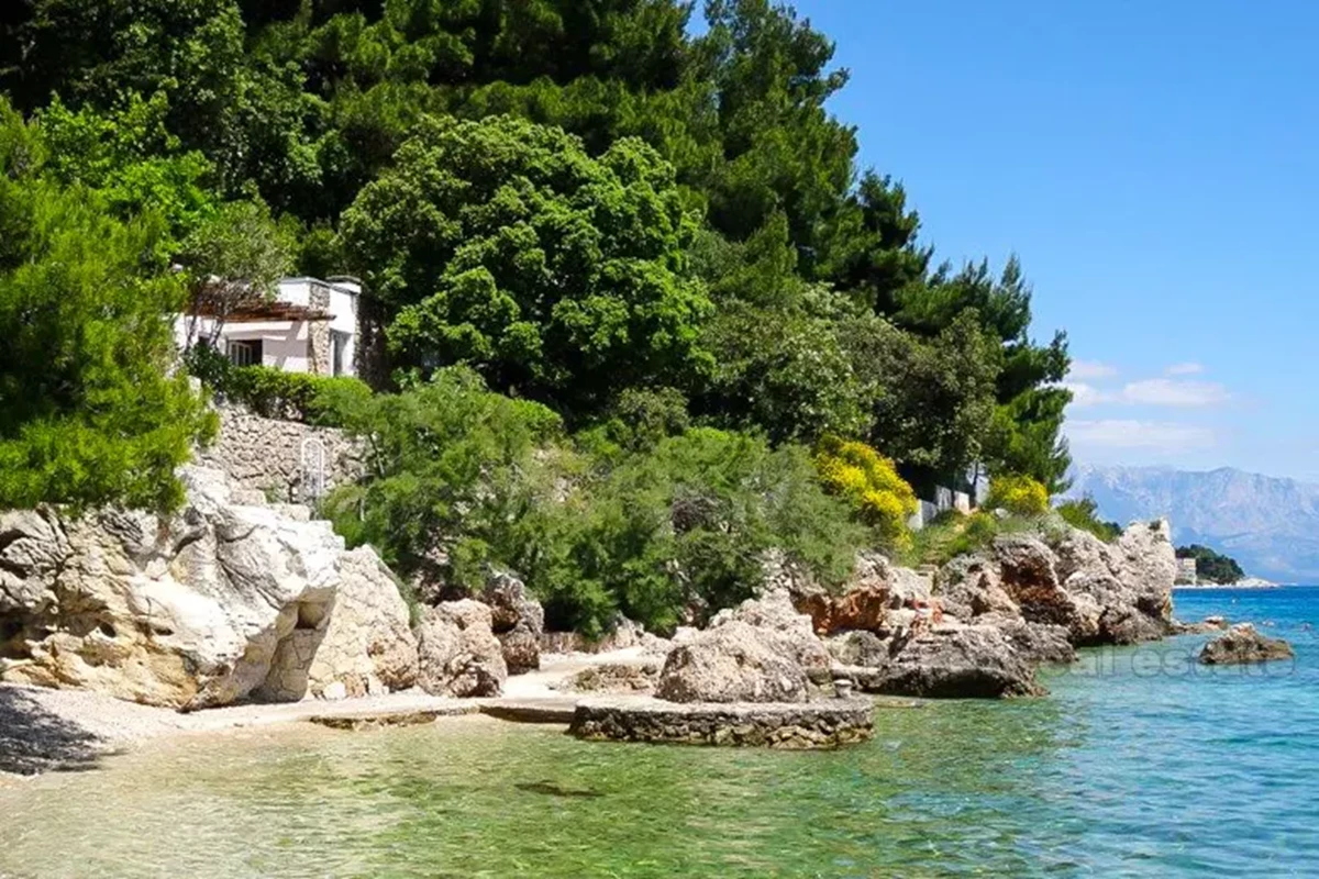 Casa con grande terreno edificabile, vicino al mare, in vendita