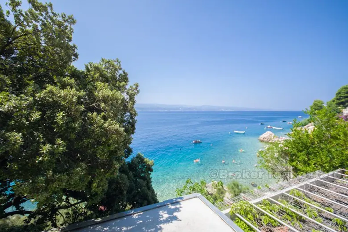 Casa con grande terreno edificabile, vicino al mare, in vendita