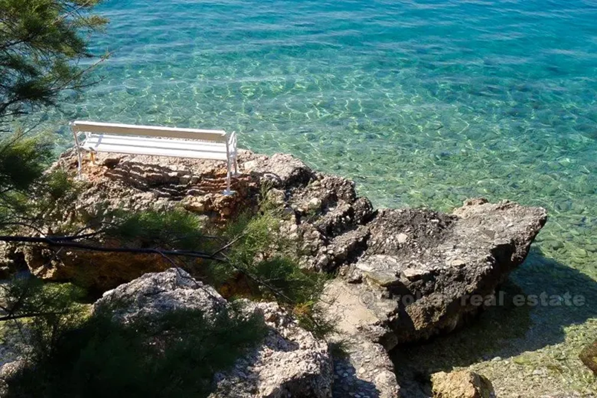 Casa con grande terreno edificabile, vicino al mare, in vendita