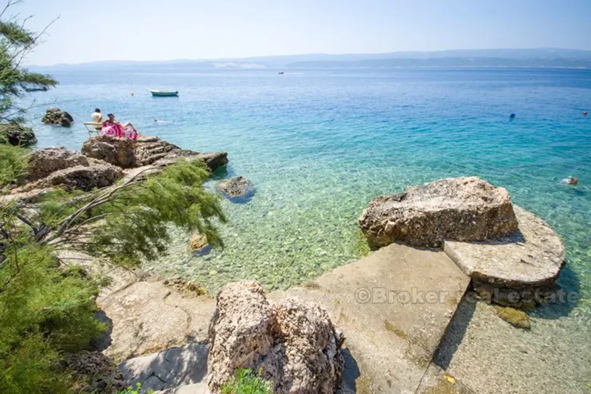 Casa con grande terreno edificabile, vicino al mare, in vendita