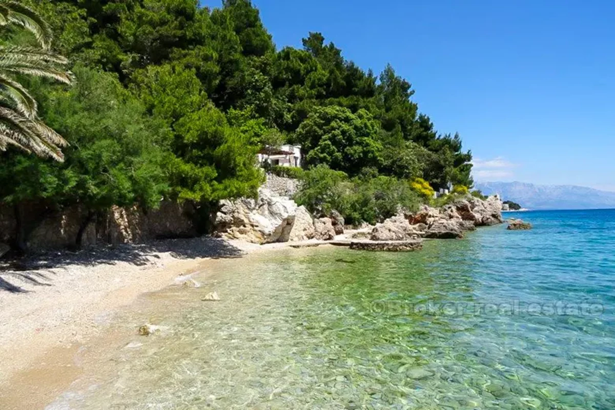 Casa con grande terreno edificabile, vicino al mare, in vendita