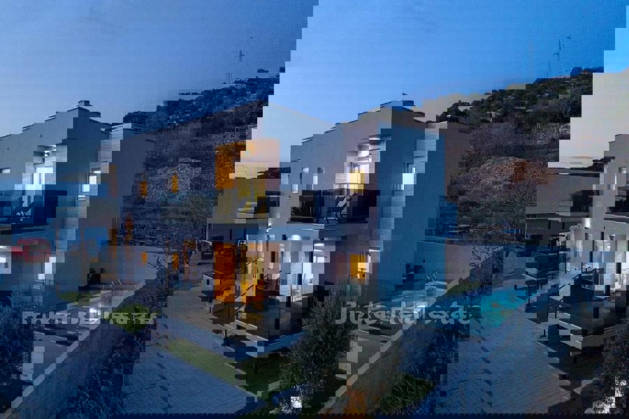 Proprietà moderna con tre appartamenti