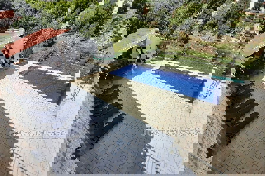 Villa in pietra ristrutturata con piscina