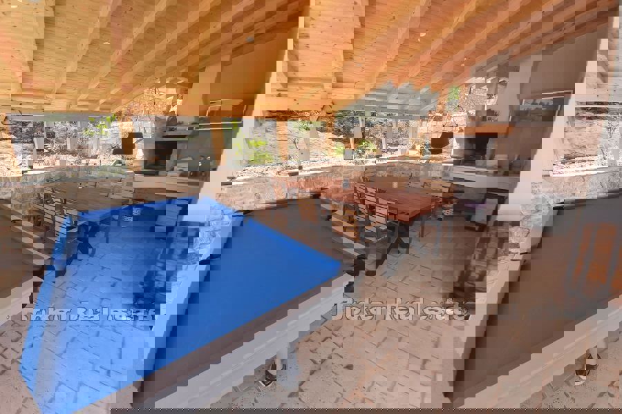 Villa in pietra ristrutturata con piscina