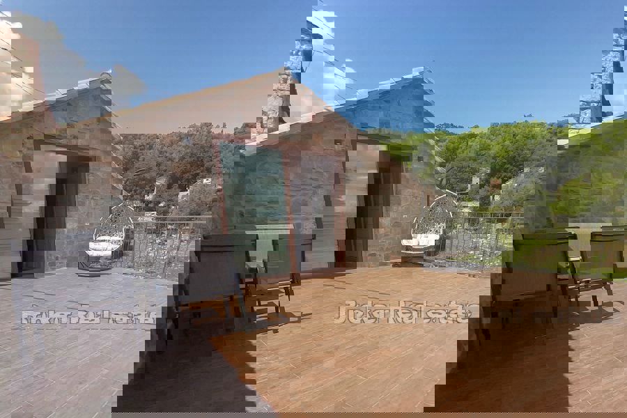 Villa in pietra ristrutturata con piscina