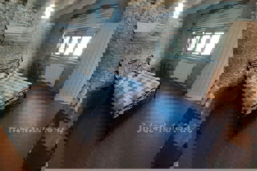 Villa in pietra ristrutturata con piscina