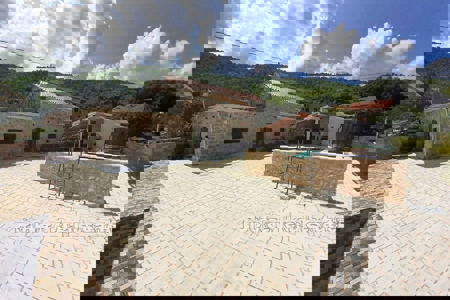 Villa in pietra ristrutturata con piscina