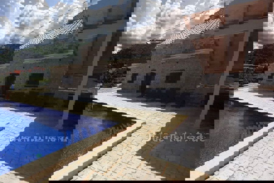 Villa in pietra ristrutturata con piscina