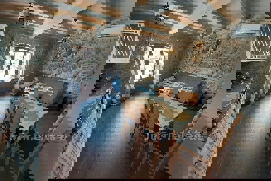 Villa in pietra ristrutturata con piscina