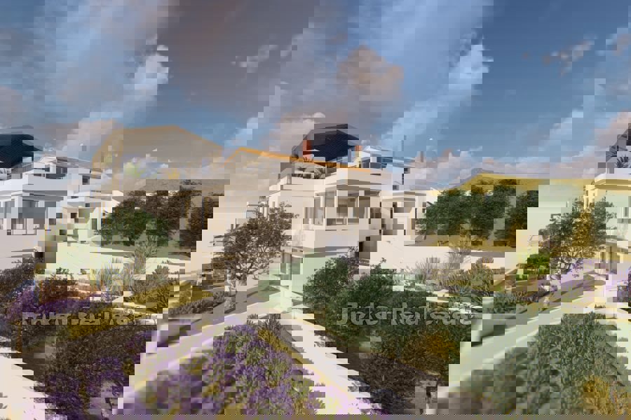 Una villa in costruzione con vista mare