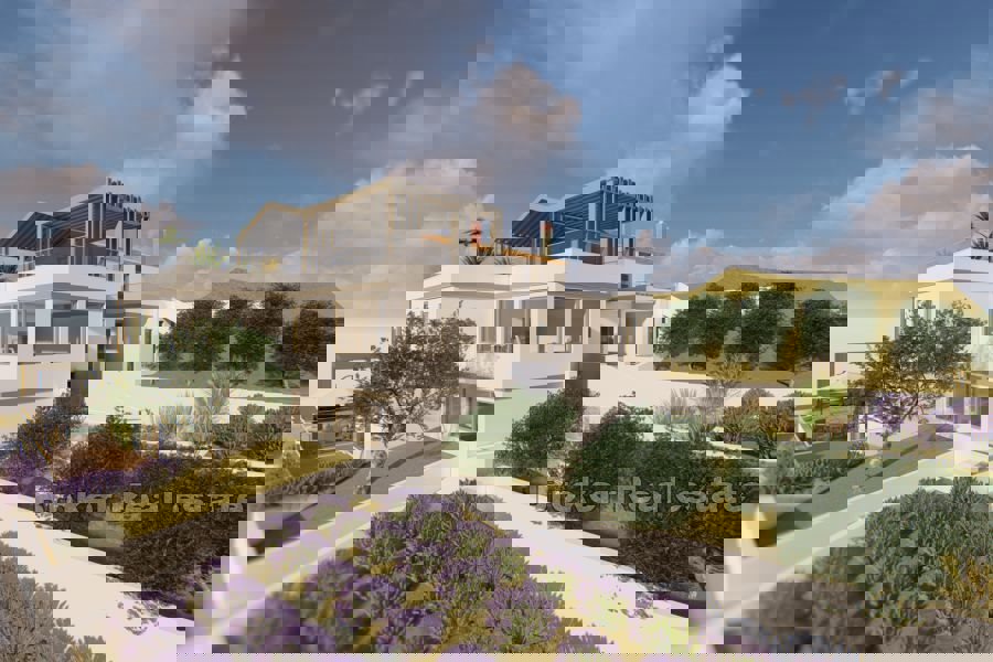 Una villa in costruzione con vista mare