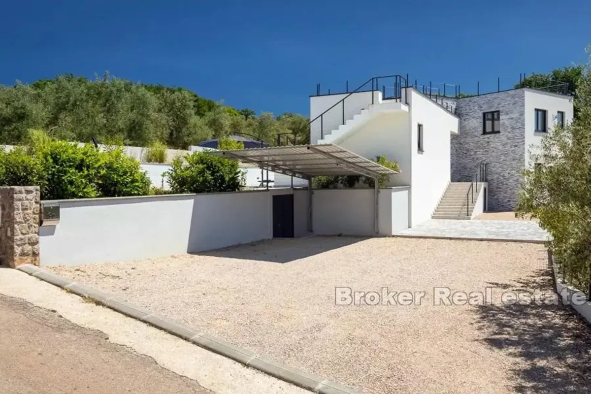 Moderna casa indipendente con piscina e vista mare