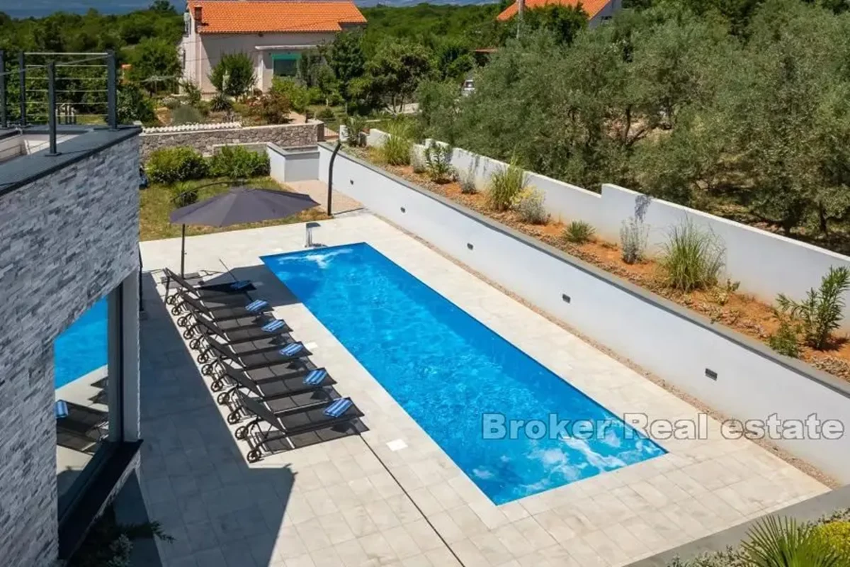 Moderna casa indipendente con piscina e vista mare