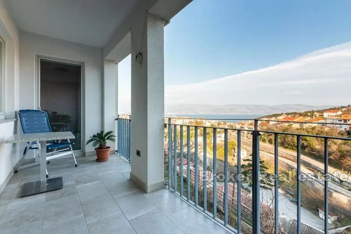 Moderno appartamento con tre camere da letto con vista sul mare