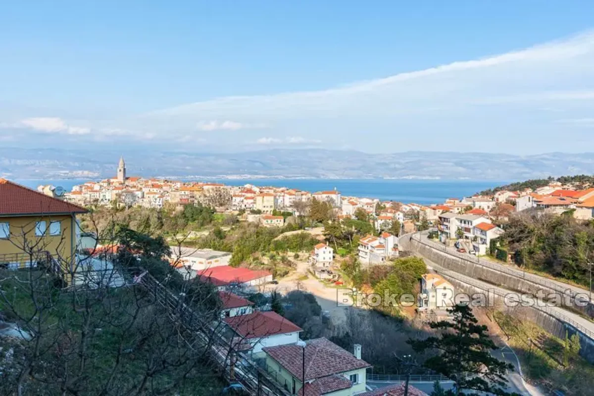 Moderno appartamento con tre camere da letto con vista sul mare