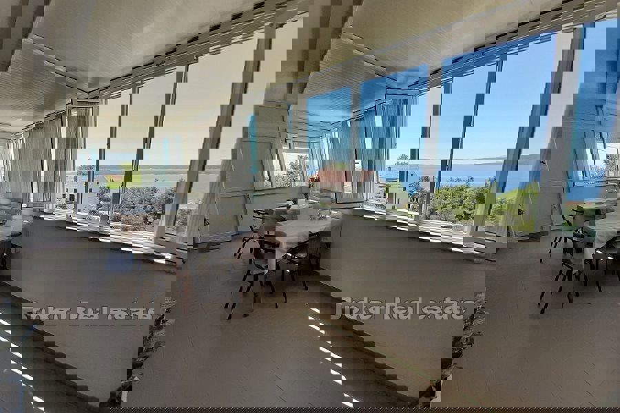 Spazioso appartamento con vista mare