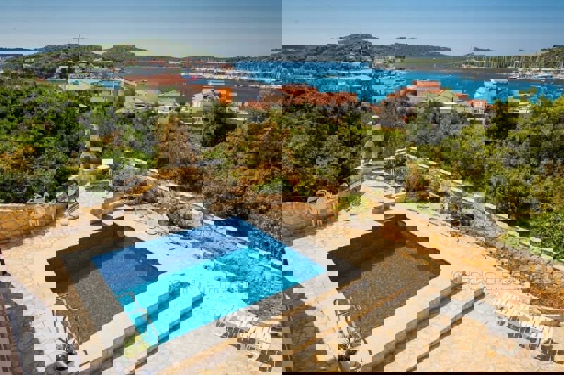 Bella e lussuosa villa a 200m dal mare, in vendita