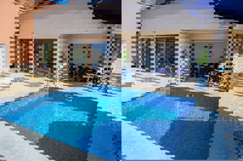 Bella e lussuosa villa a 200m dal mare, in vendita