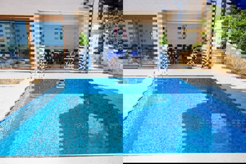 Bella e lussuosa villa a 200m dal mare, in vendita