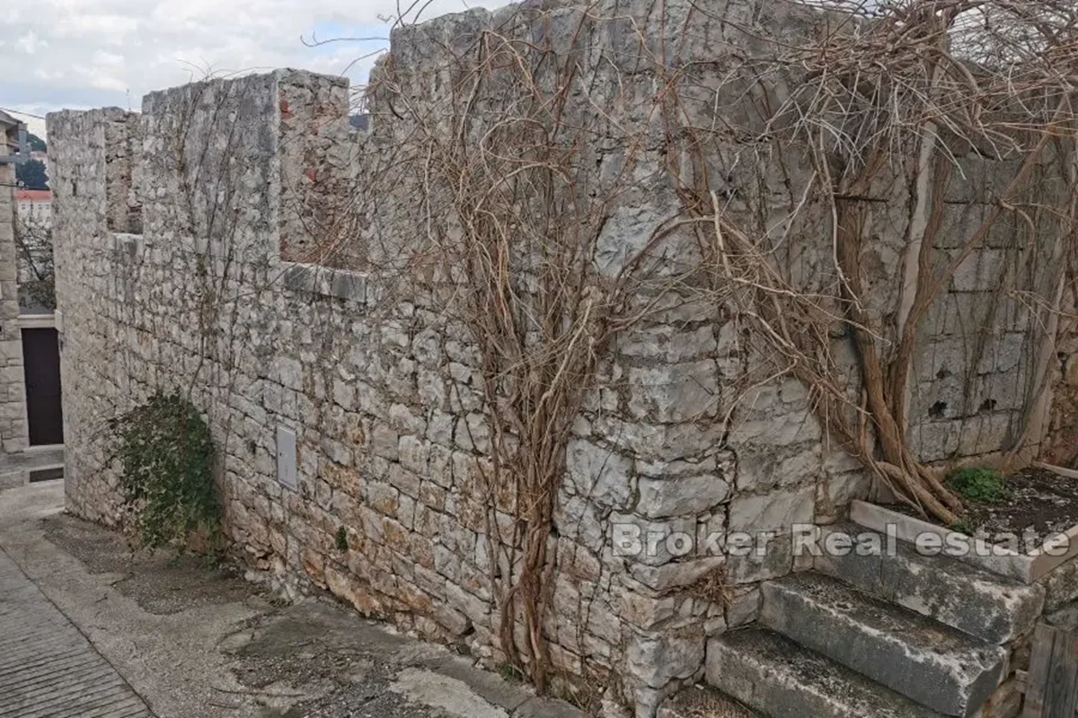 Casa in pietra con vista e progetto di ricostruzione