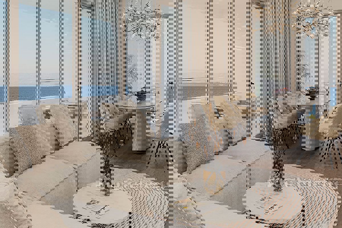 Appartamento con piscina e vista mare