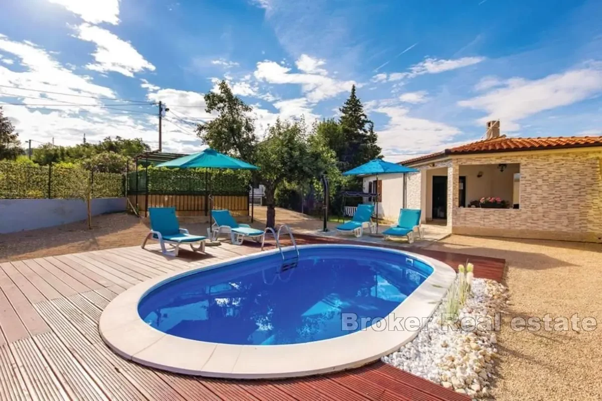 Casa indipendente con piscina in zona tranquilla