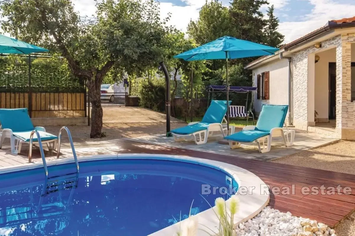 Casa indipendente con piscina in zona tranquilla