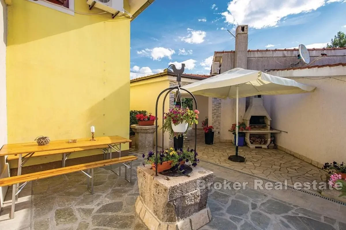 Casa indipendente con piscina in zona tranquilla