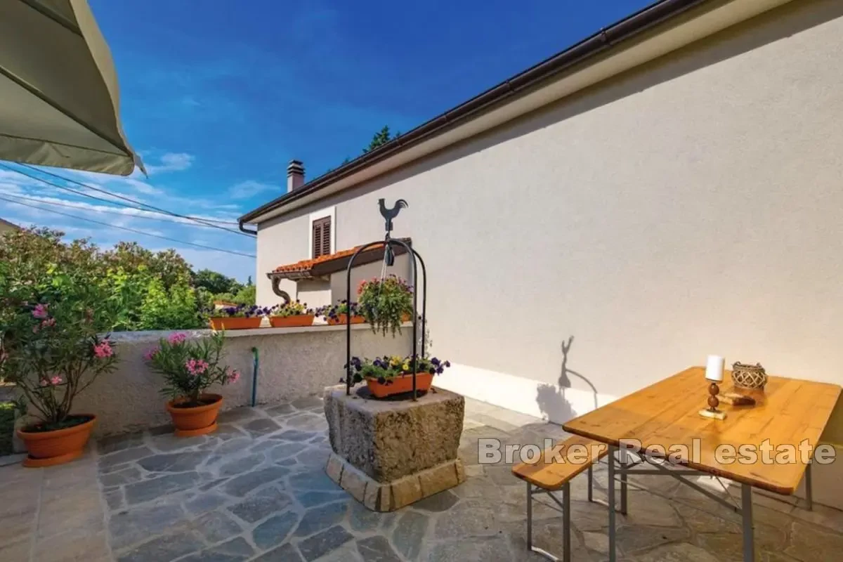 Casa indipendente con piscina in zona tranquilla