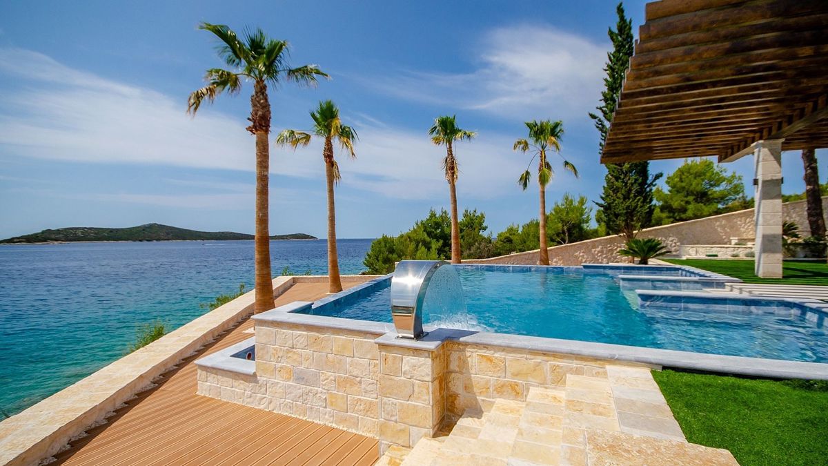 Esclusiva villa moderna prima fila al mare