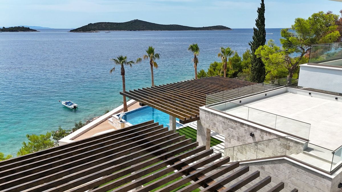 Esclusiva villa moderna prima fila al mare