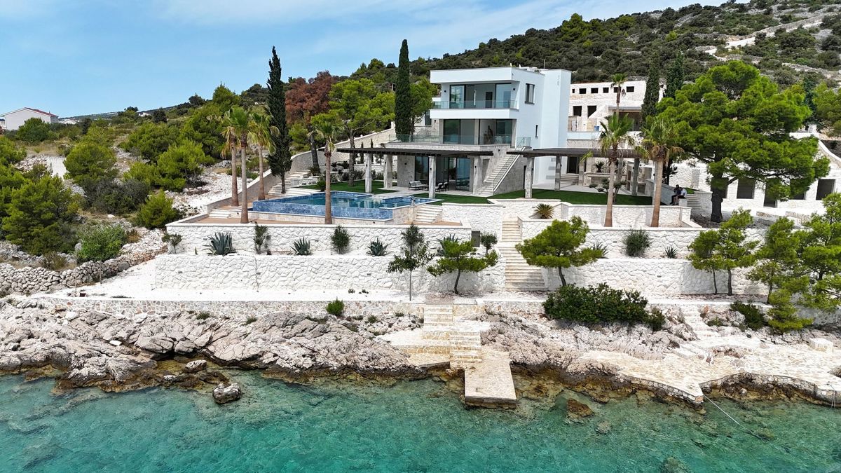 Esclusiva villa moderna prima fila al mare