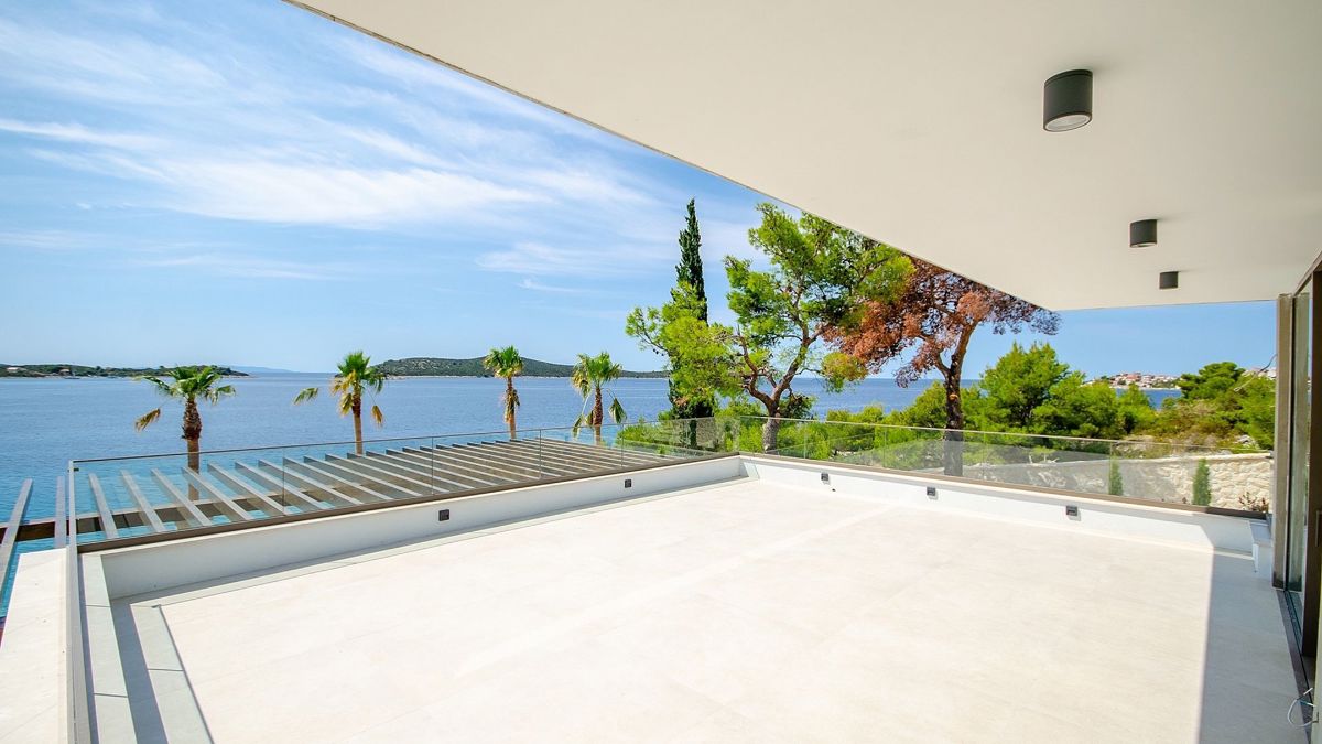 Esclusiva villa moderna prima fila al mare