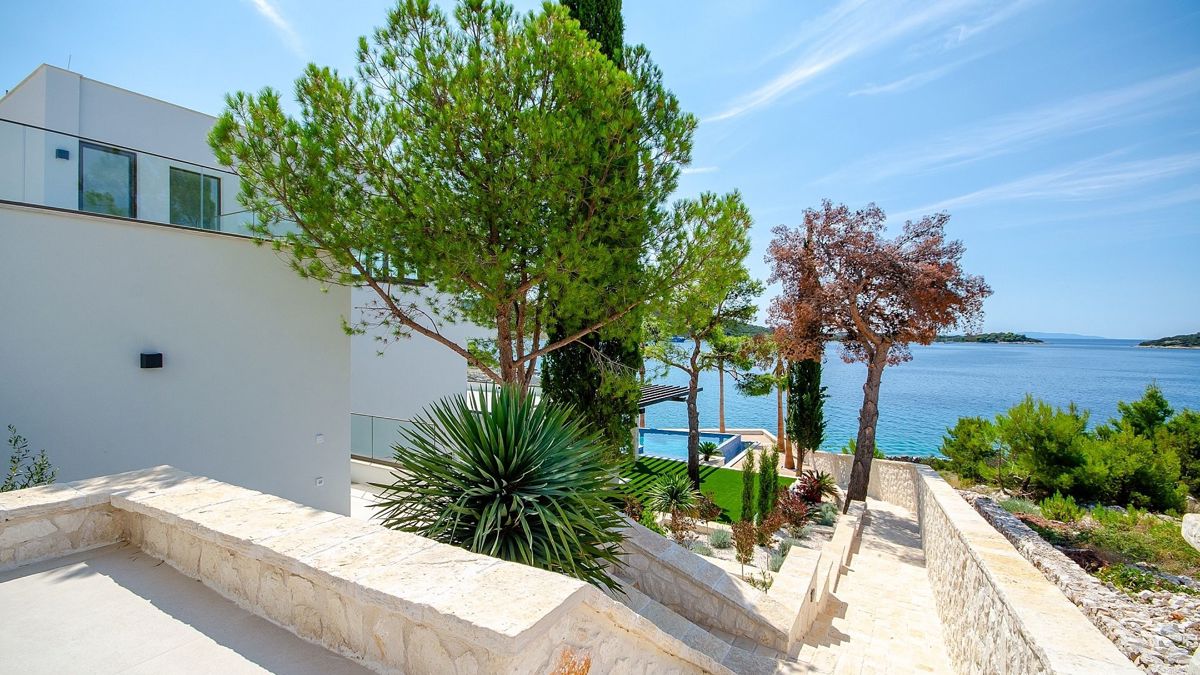 Esclusiva villa moderna prima fila al mare