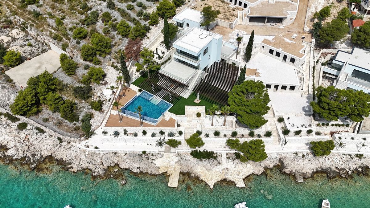 Esclusiva villa moderna prima fila al mare