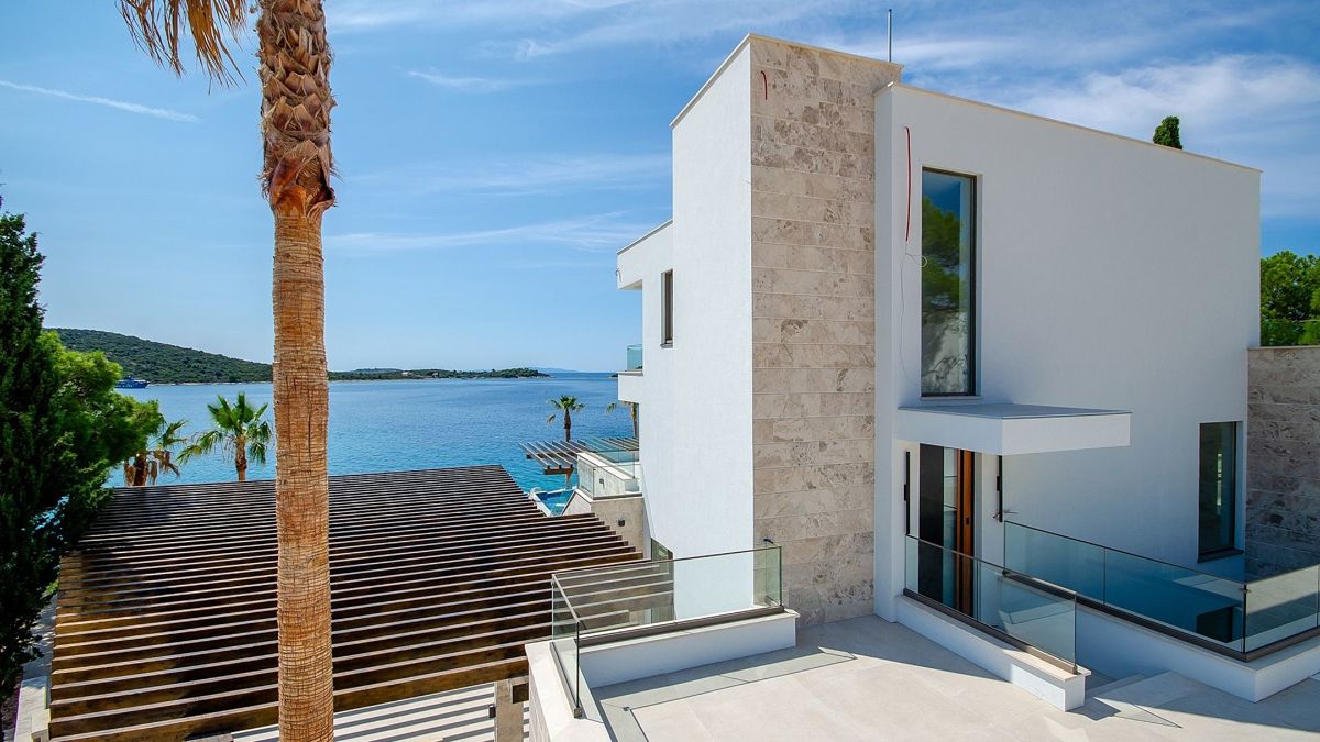 Esclusiva villa moderna prima fila al mare