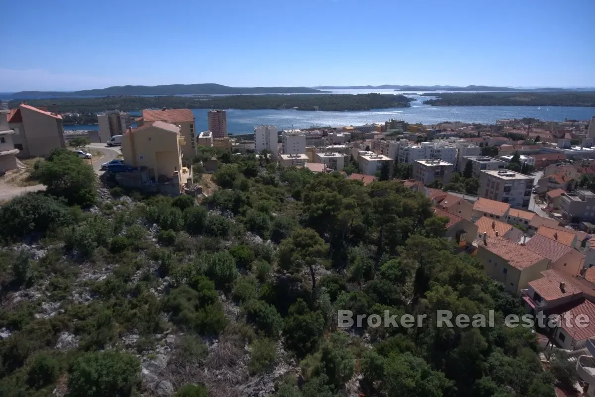 Interessante terreno edificabile con vista sulla baia