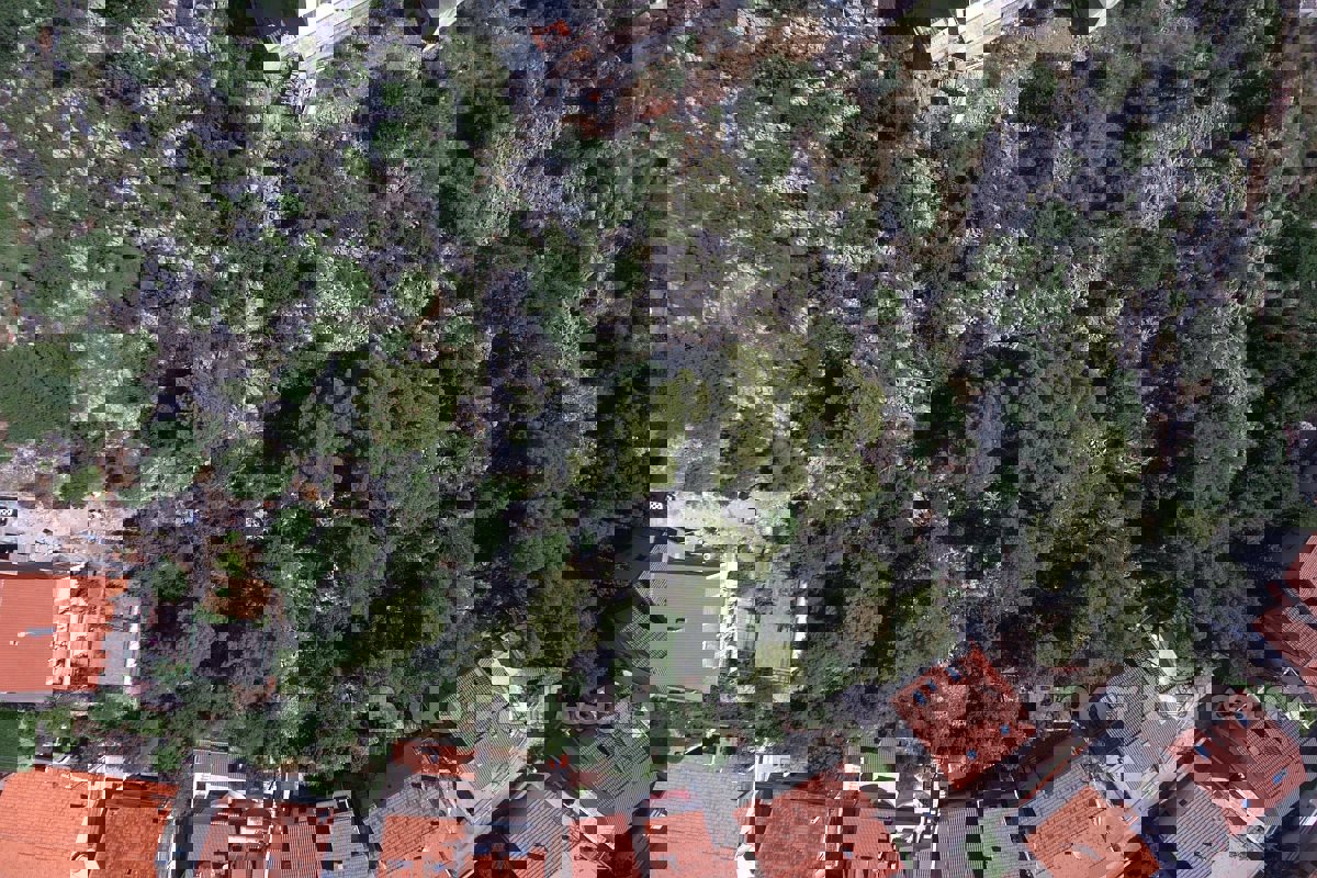 Interessante terreno edificabile con vista sulla baia