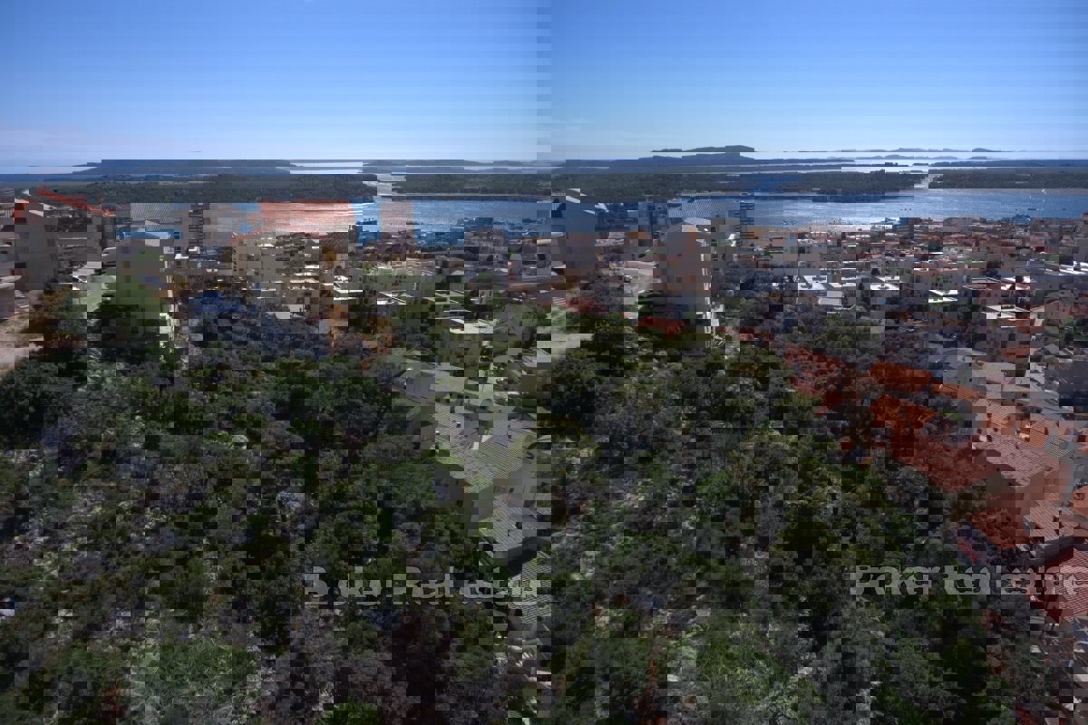 Interessante terreno edificabile con vista sulla baia