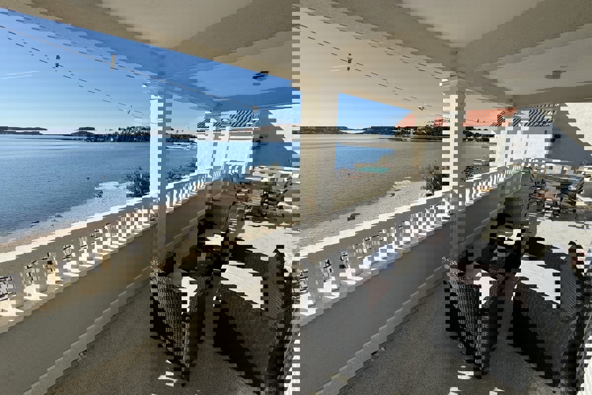 Bellissima villa in prima fila sul mare